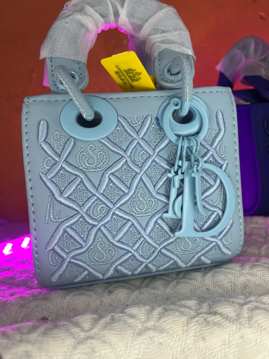 sac à main brodé