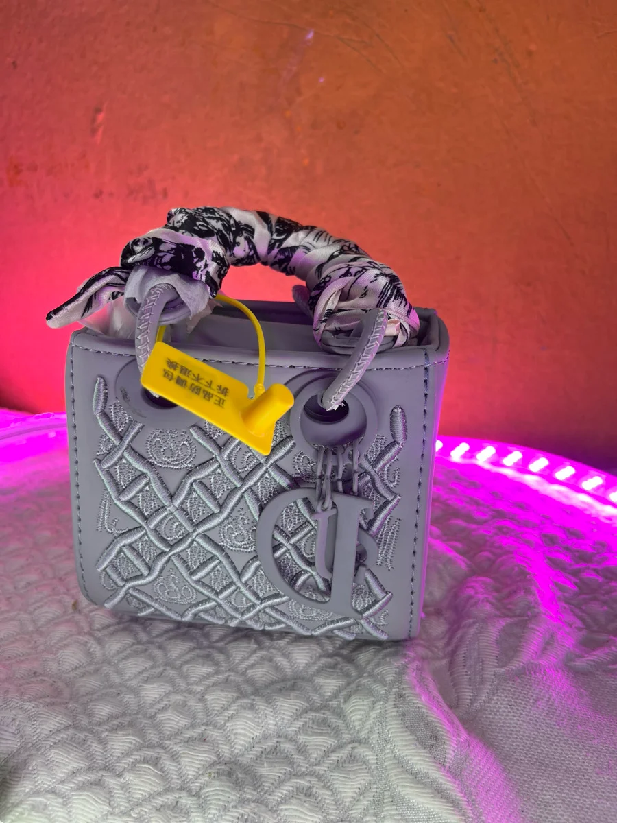 sac à main brodé