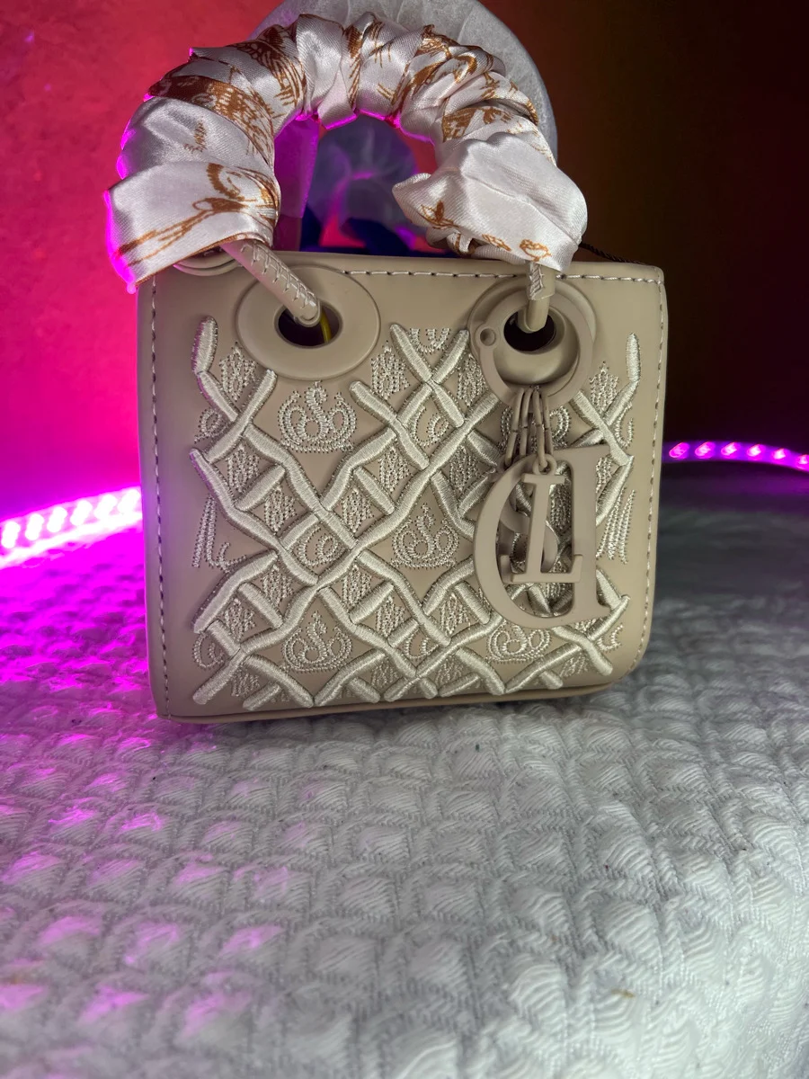 sac à main brodé