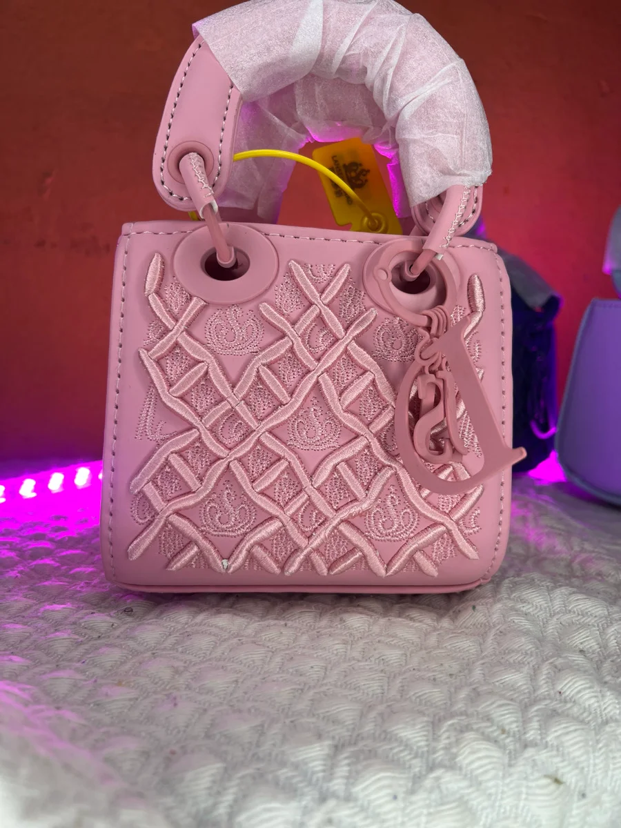 sac à main brodé