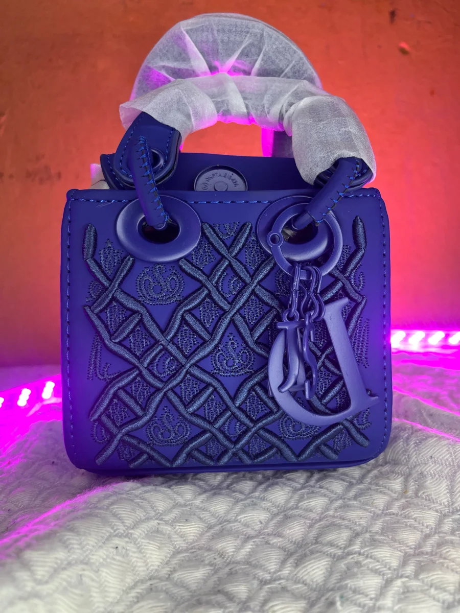sac à main brodé